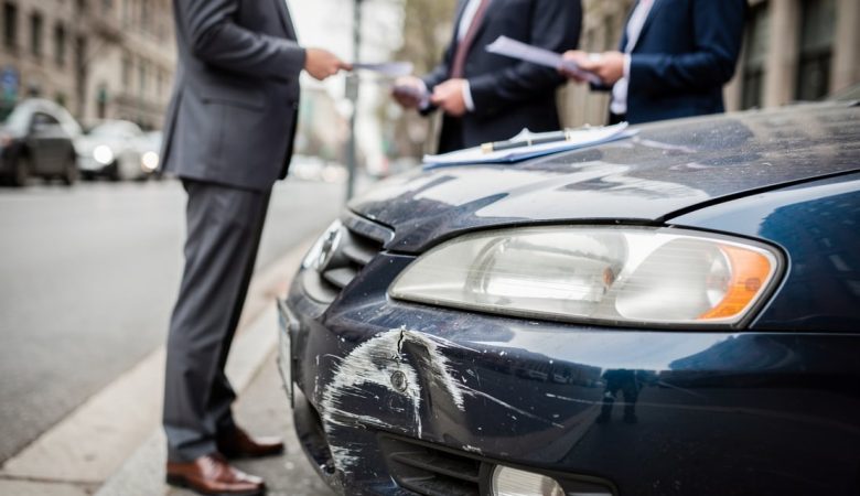 Deux automobilistes remplissent un constat amiable apres un accrochage en ville